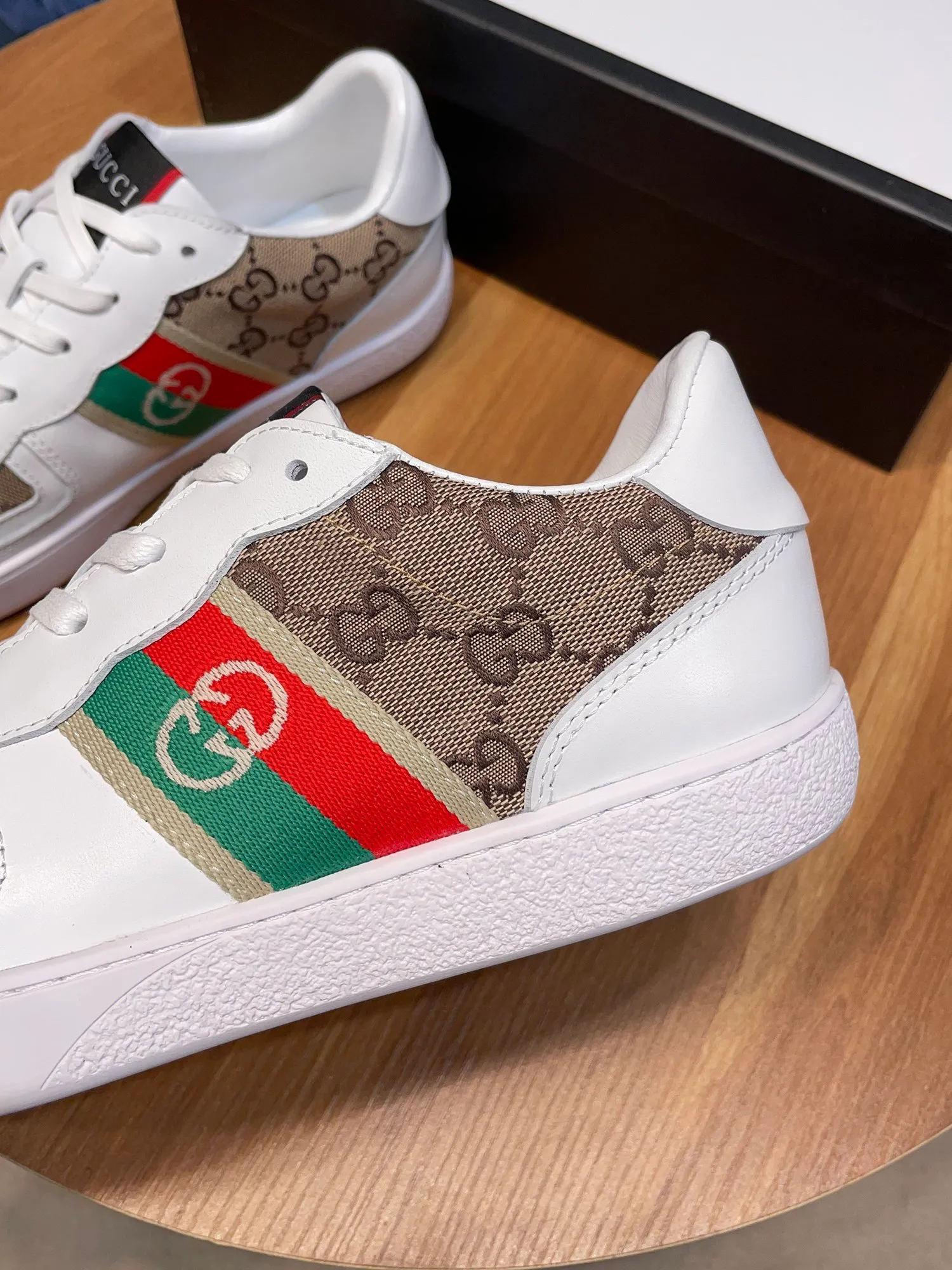 Factory price: 400💰New model is here again! [Gucci Sports Men's Shoes] Gucci fashionable casual men's shoes🇨🇳Original 1:1 mold opening, new model debuts first💯Not high-profile but avant-garde, simple, low-key and fashionable, super versatile style🌿Made of original cowhide with cloth➕Sheepskin lining🎋The version is comfortable on the feet, first-class workmanship🍍Size 38-44